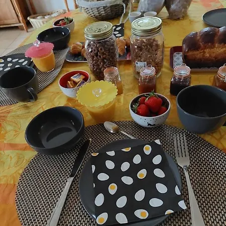 Maison Jaune Séjour chez l'habitant Villemus